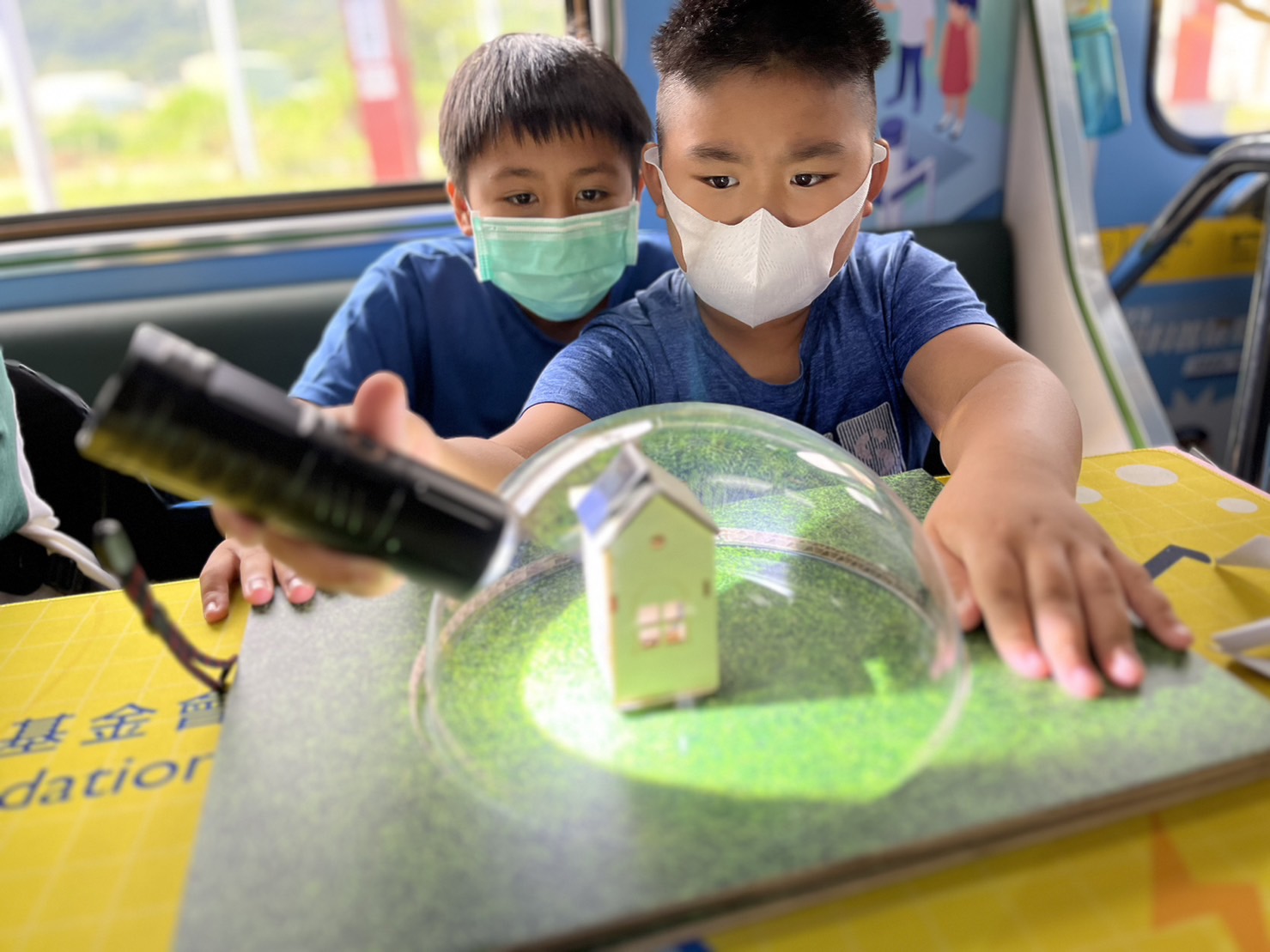 PA视讯參與基礎科學主題車廂，以STEAM教學精神，設計「逐日科學家」、「太陽能工程師」以及「淨零建築師」三大能源科普課程和實驗